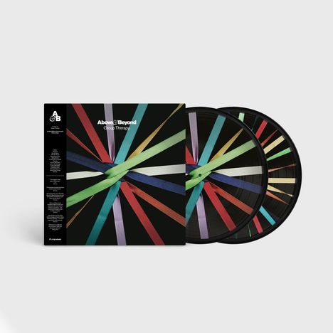 Text: "Above & Beyond Group Therapy". Bunte Bänder, die von einem Punkt ausgehen, auf einem dunklen Hintergrund mit zwei Schallplatten.