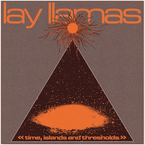 „lay llamas“ oben, „<< time, islands and thresholds >>“ unten. Eine künstlerische Darstellung mit einem Dreieck und Sonne.