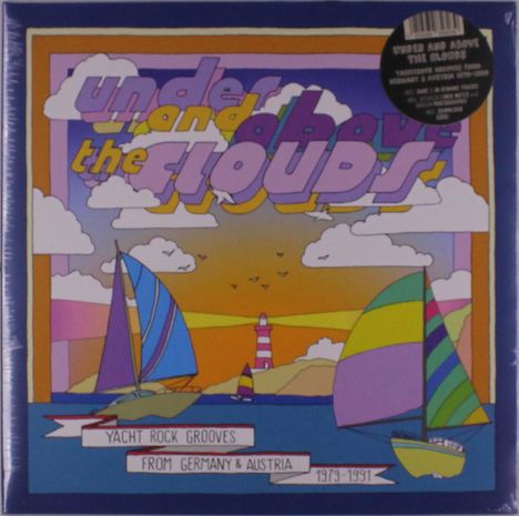 "Under and Above the Clouds" in großer, verspielter Schrift, mit Segelbooten und Leuchtturm im Hintergrund. Yacht-Rock-Thema.