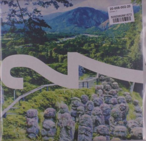 "20-008-002-20", "5050580861572". Darstellung von vielen Steinfiguren vor einer grünen Berglandschaft.