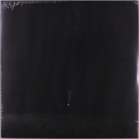 Ein dunkler, fast schwarzer Hintergrund mit einer winzigen, schwachen Lichtquelle unten.