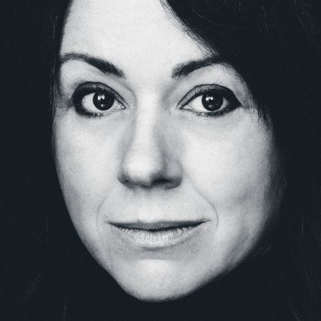 Ich kann den Text nicht lesen. Nahaufnahme des Gesichts einer Frau mit ausdrucksstarken Augen.