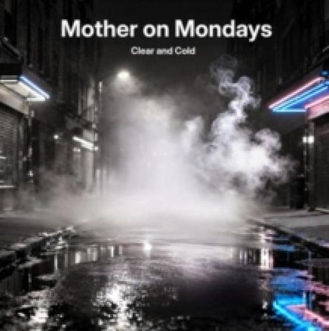 „Mother on Mondays“, „Clear and Cold“. Eine nächtliche Straße mit Dampf und bunten Lichtern.