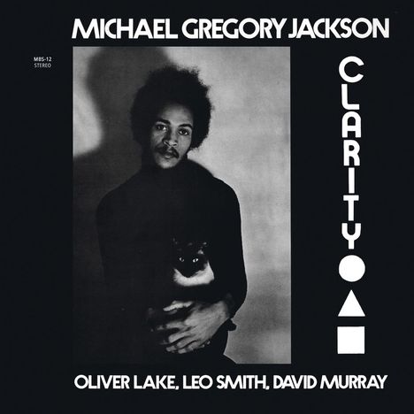 „Michael Gregory Jackson“, „Clarity“, „Oliver Lake, Leo Smith, David Murray“. Schwarz-weißes Porträt mit Katze.