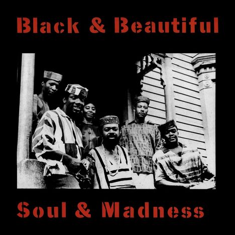 Text: „Black & Beautiful Soul & Madness“. Eine Gruppe von sechs Menschen in traditioneller Kleidung vor einem Gebäude.