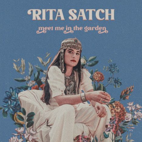 Text: "RITA SATCH", "meet me in the garden". Frau mit Kopfschmuck im weißen Outfit, umgeben von bunten Blumen.