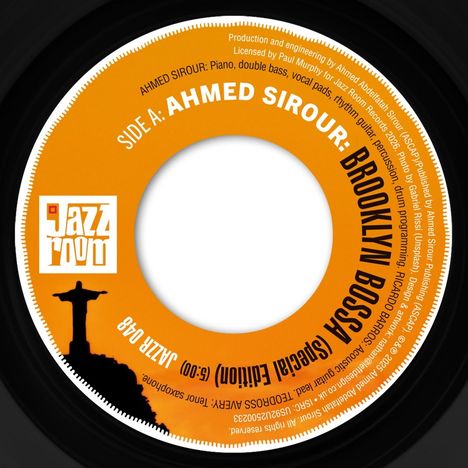 Text: „SIDE A: AHMED SIROUR: BROOKLYN BOSSA“. 
Bild einer Vinyl-Schallplatte mit orangenem Center. Logo: Jazz Room. Silhouette von Cristo Redentor.