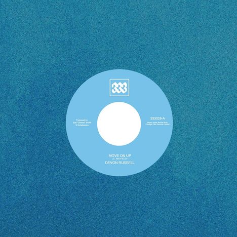 Zentral ein blaues Schallplattenetikett mit "MOVE ON UP" von Devon Russell, oben ein 333-Logo, Hintergrund blau.