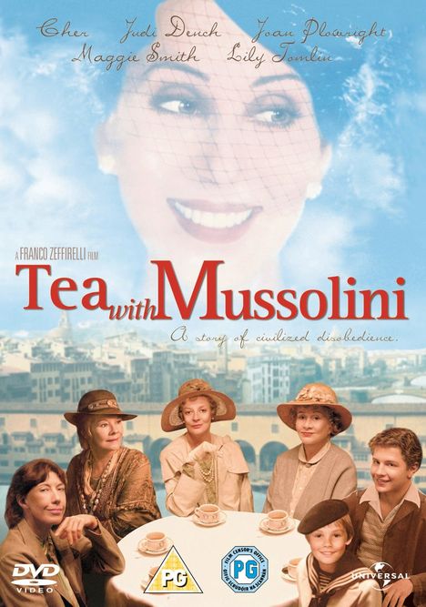 „Tea with Mussolini“: Frauen in eleganter Kleidung um einen Tisch. Großer Frauenkopf im Hintergrund.
