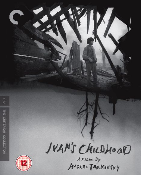 "IVAN'S CHILDHOOD. A FILM BY ANDREI TARKOVSKY." Schwarz-Weiß-Szene eines Jungen in zerstörter Umgebung, von Balken umgeben.