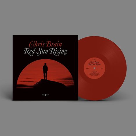 "Chris Brain, Red Sun Rising." Cover mit Silhouette einer Person vor rotem Sonnenuntergang und rotem Vinyl-Schallplatte.