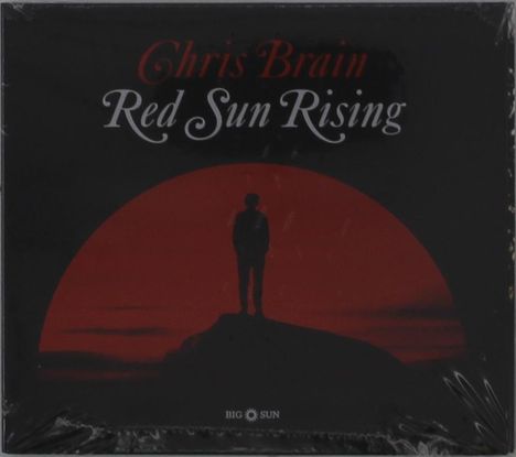 „Chris Brain Red Sun Rising“ in eleganter Schrift. Eine Silhouette steht vor einem großen roten Sonnenuntergang.