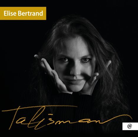 Oben links: „Elise Bertrand“. Unten: „Talisman“. Schwarz-weißes Porträt einer Person mit langen Haaren, Hände am Kinn.