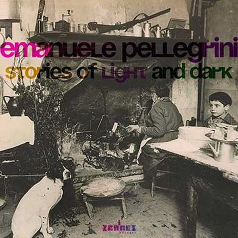 Text: "emanuele pellegrini stories of light and dark." Schwarz-Weiß-Foto einer Familie in ländlicher Küche mit Hund.