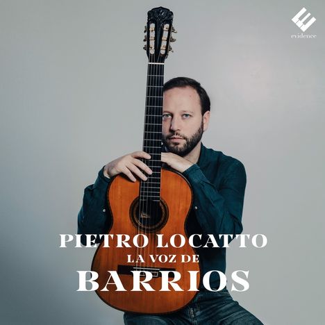 "Pietro Locatto La Voz de Barrios." Mann mit Gitarre, neutraler Hintergrund, Logo oben rechts.