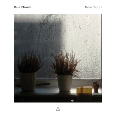 "Duo Ebano" und "Dear Franz" stehen auf der Oberseite, zwei Pflanzen auf einer Fensterbank im Vordergrund.