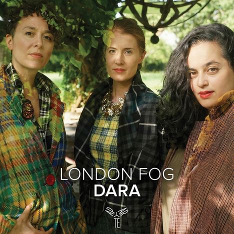 Text: "LONDON FOG DARA". Drei Frauen in karierten Mänteln stehen im Grünen. Sie tragen auffällige Broschen und Halsketten.