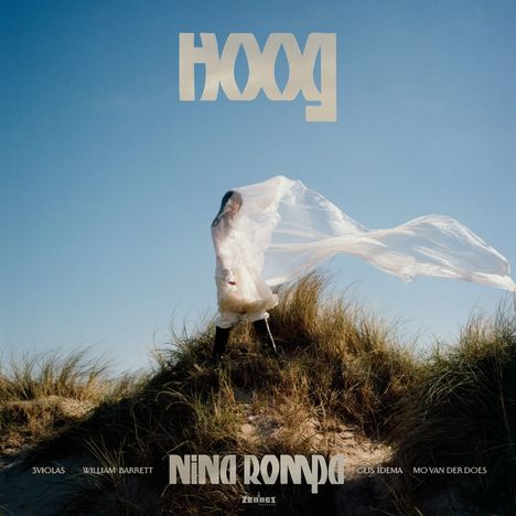 Oben: "HOOG", Mitte: Frau in weißem Kleid mit wehendem Stoff auf einer Düne unter blauem Himmel. Unten: "NINA ROMPA".