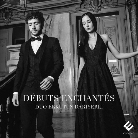 Text: "DÉButs ENCHANTÉs, Duo Erkutun Dariyerli". Zwei Personen in schicker Kleidung auf einer Treppe.