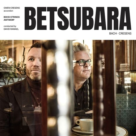 Text: "GWEN CRESENS accordion", "BOHO STRINGS ANTWERP", "conducted by DAVID RAMAEL", "BESUBARA", "BACH · CRESENS". Zwei Männer in einem Café, einer mit Brille.