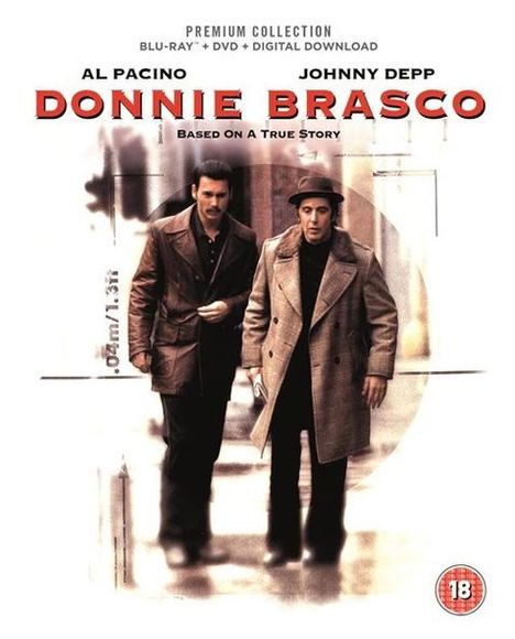 Text: "AL PACINO", "JOHNNY DEPP", "DONNIE BRASCO", "BASED ON A TRUE STORY". Zwei Männer in Mänteln laufen nebeneinander.