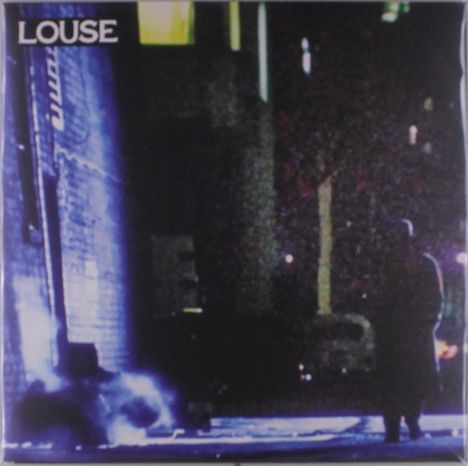 Schriftzug "LOUSE" oben links. Szenerie: Eine dunkle Gasse mit schwachem Licht und einer stehenden Silhouette.
