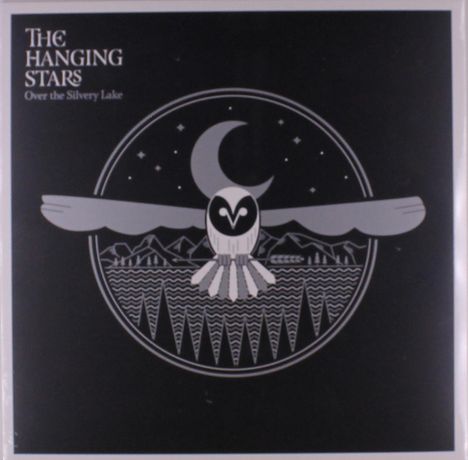 "The Hanging Stars" und "Over the Silvery Lake". Eine Eule mit ausgebreiteten Flügeln fliegt über einem See in sternenklarer Nacht.