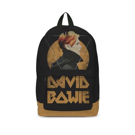 „DAVID BOWIE“ in großen Buchstaben; darüber ein Porträt im Profil vor einem orangefarbenen Kreis auf einem Rucksack.
