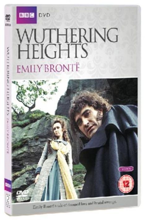 "Wuthering Heights, Emily Brontë. Zwei Personen draußen, eine Frau im blauen Kleid, ein Mann im dunklen Mantel vor Felsen."