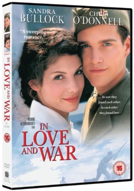 Text: "SANDRA BULLOCK", "CHRIS O'DONNELL", "IN LOVE AND WAR". Soldat und Frau zärtlich, Filmplakat mit Kriegs- und Liebesthema.