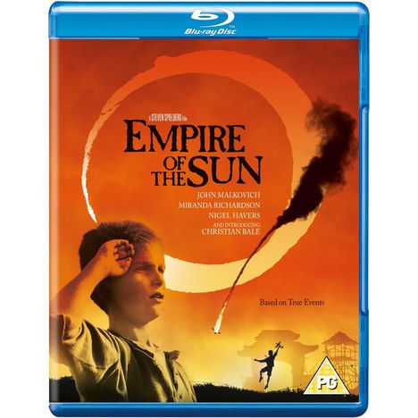 "Empire of the Sun" Titel, Schauspielernamen und "Based on True Events". Ein Junge salutiert vor orangem Sonnenuntergang.