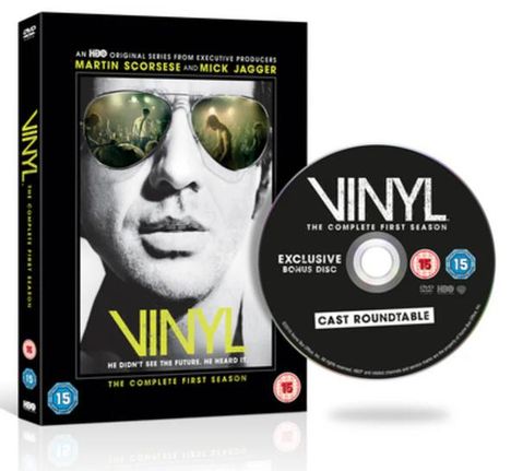"VINYL: THE COMPLETE FIRST SEASON" steht auf einer DVD-Hülle und Scheibe, begleitet von Namen wie Martin Scorsese.