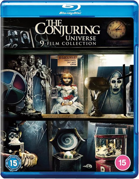 „THE CONJURING UNIVERSE 9-FILM COLLECTION“, „WARNING! POSITIVELY DO NOT OPEN“. Gruselige Puppe in einer Vitrine.