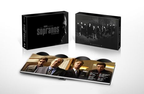 „The Sopranos“, „HBO Original“, „Season 5“. Zwei Boxen, eine geöffnet mit DVDs und Bildern von mehreren Männern.