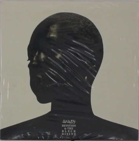 „Devotion & the Black Divine“ vor schwarzer Silhouette eines Kopfes, Kopf in Profilansicht von rechts, glänzend.