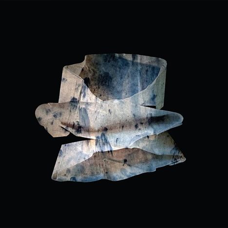 Eine abstrakte Illustration zeigt eine verfaltete, papierartige Struktur in Blau- und Brauntönen vor schwarzem Hintergrund.