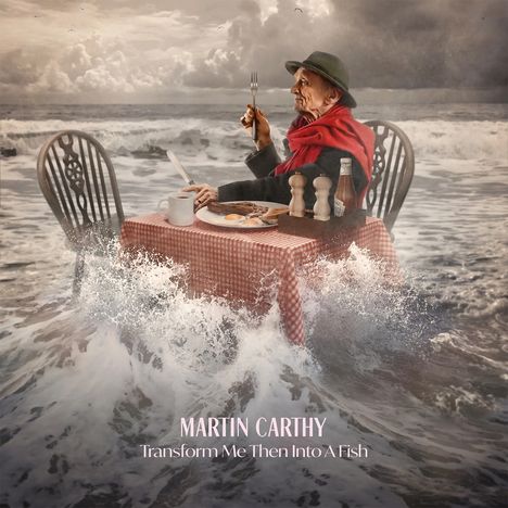 Text: "MARTIN CARTHY Transform Me Then Into A Fish."  
Ein älterer Mann speist an einem Tisch im Meer, Wellen schlagen.