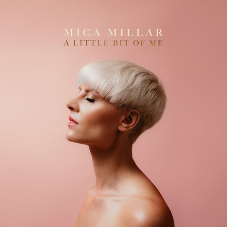 Text: "MICA MILLAR A LITTLE BIT OF ME". Eine Person mit blondem Kurzhaarschnitt, Profilansicht vor rosa Hintergrund.