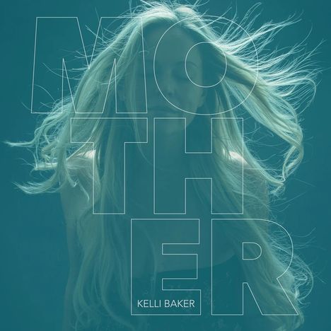 Große Buchstaben "MOTHER", darunter "KELLI BAKER". Dahinter weht langes, blondes Haar vor blauem Hintergrund.