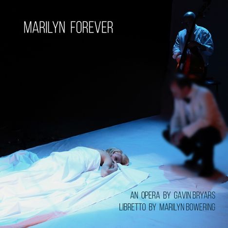 "MARILYN FOREVER" oben, unten "AN OPERA BY GAVIN BRYARS, LIBRETTO BY MARILYN BOWERING". Frau in Weiß liegt, zwei Musiker.