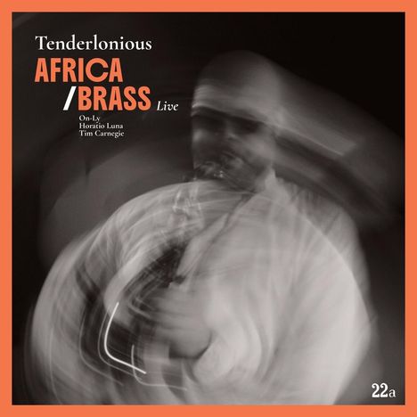 Text: "Tenderlonious AFRICA / BRASS Live On-Ly, Horatio Luna, Tim Carnegie 22a." Unscharfes Schwarz-Weiß-Bild eines Musikers.