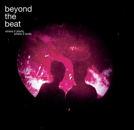 Text: "beyond the beat, where it starts, where it ends". Silhouetten zweier Personen vor einem pinken, abstrakten Hintergrund.