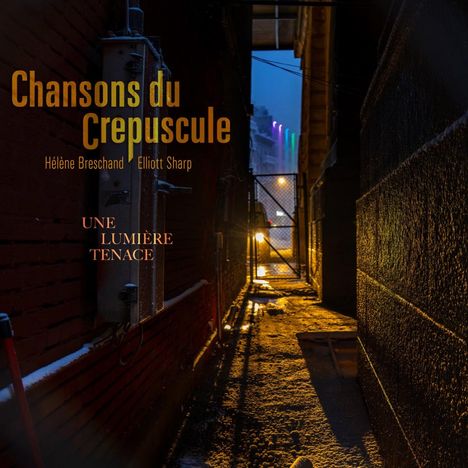 „Chansons du Crepuscule“, „Hélène Breschand“, „Elliott Sharp“. Verschneiter, schmaler Gang mit warmer Beleuchtung.