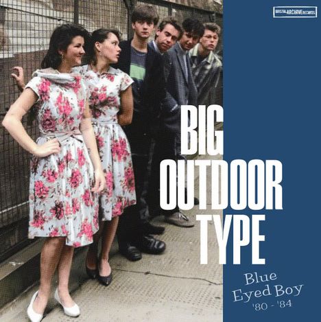 „BIG OUTDOOR TYPE“, „Blue Eyed Boy '80 - '84“. Sieben Personen, vier Männer und drei Frauen in Blumenkleidern, lächeln.