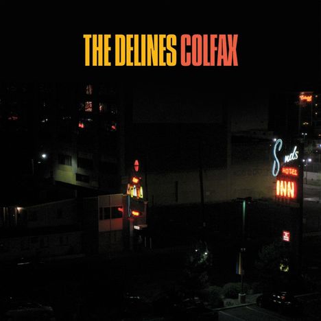 "The Delines Colfax" in gelbem und rotem Text auf schwarzem Hintergrund, darunter ein neonbeleuchtetes Motel bei Nacht.