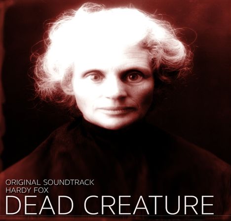 Text: "Original Soundtrack Hardy Fox Dead Creature". Ein schwarz-weiß Porträt mit dramatischem Kontrast von einer Person.