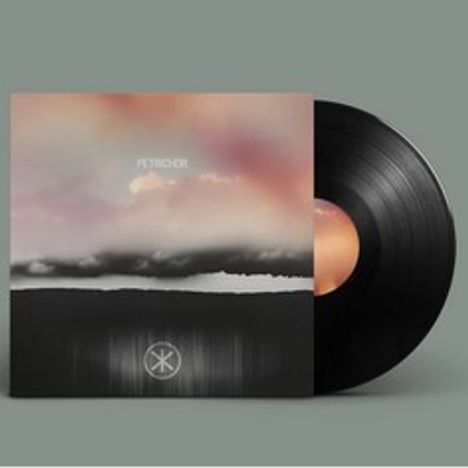 Text: PETRICHOR. Eine Schallplatte neben einem abstrakten Cover mit verschwommenen Wolken und einem minimalistischen Symbol.