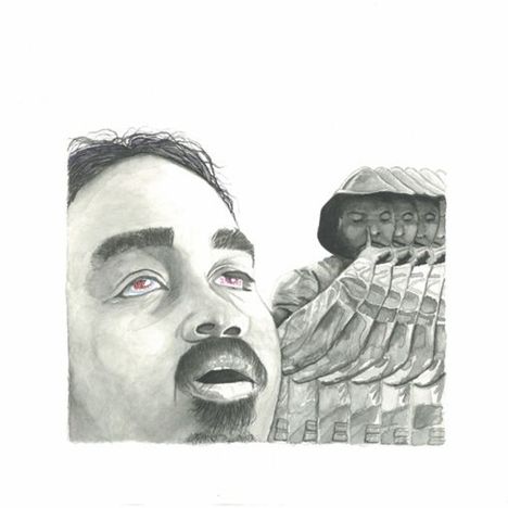 "2:36" in den Augen, links ein Mann nach oben blickend, rechts ein Soldat in Reihenfolge, der Finger auf den Lippen.