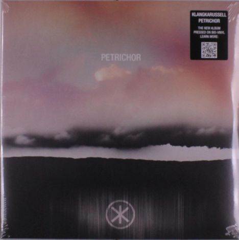 „PETRICHOR“ steht in der Mitte. Oben rechts: „KLANGKARUSSELL PETRICHOR". Regenbogenfarbiger Himmel über schwarzer Landschaft.