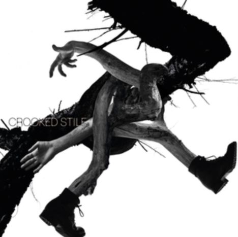 "CROOKED STILL" in klaren Buchstaben. Eine abstrakte Illustration mit verschlungenen Armen und Beinen in schwarzen Stiefeln.